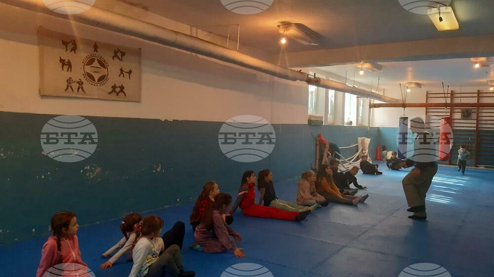 Украинските деца в Свищов имат възможност да посещават занятия по спортни дейности в Спортен карате клуб „Академик“ – Свищов
