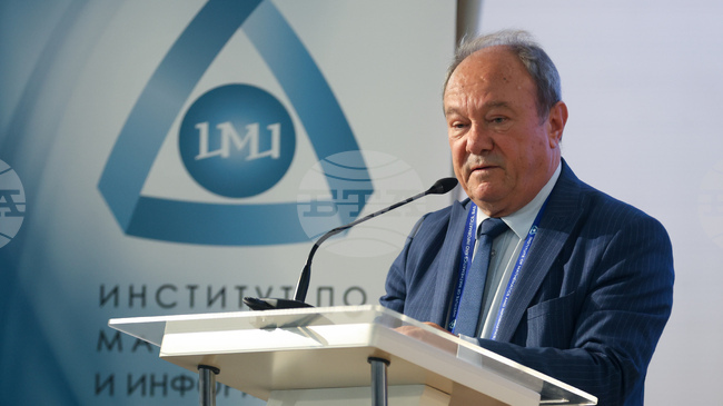 Конференцията „Дни на математиката в София“ е изградила общност от български математици по света, каза акад. Юлиан Ревалски