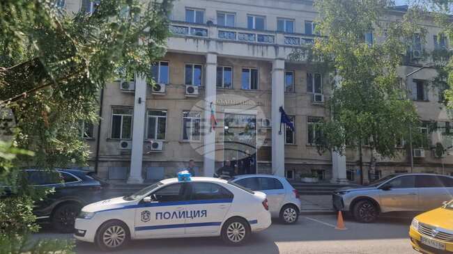 Работещите в Окръжния съд, Административния съд и прокуратурата в Разград са изведени от сградата заради имейли с бомбени заплахи