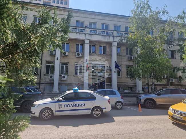 Работещите в Окръжния съд, Административния съд и прокуратурата в Разград са изведени от сградата заради имейли с бомбени заплахи