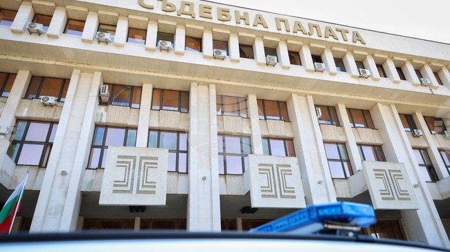 Сигнали за поставени взривни устройства са подадени и в съдебните палати във Велико Търново и Благоевград, съобщиха от МВР