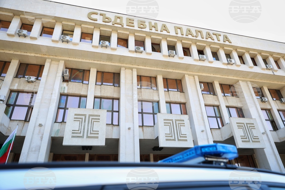 Сигнали за поставени взривни устройства са подадени и в съдебните палати във Велико Търново и Благоевград, съобщиха от МВР