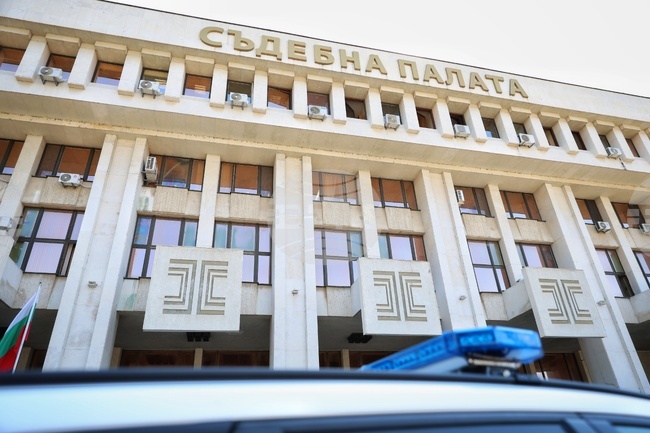 Сигнали за поставени взривни устройства са подадени и в съдебните палати във Велико Търново и Благоевград, съобщиха от МВР
