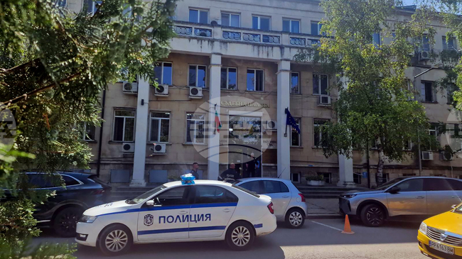 Сигнали за поставени взривни устройства са получени в сградите на окръжния съд и прокуратура в Разград