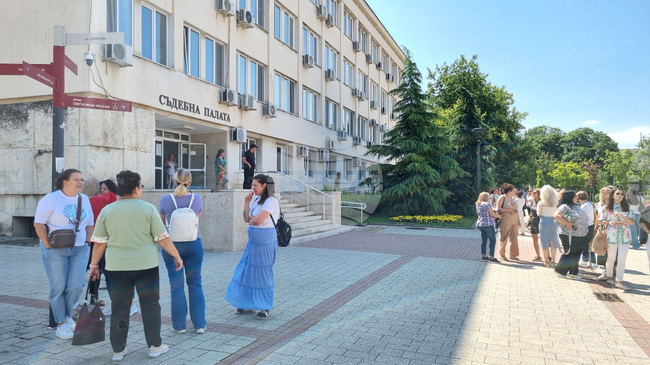 Служители на съда и прокуратурата в Търговище бяха изведени от сградата на Съдебната палата заради сигнал за взривно устройство