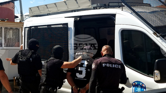 Общо осем души са задържани при специализирана полицейска операция в Асеновград след сбиване между две ромски фамилии