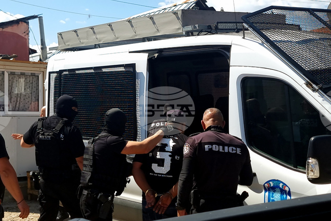 До момента са задържани общо седем души след конфликт между две фамилии в квартал „Лозница“ в Асеновград, съобщиха от МВР