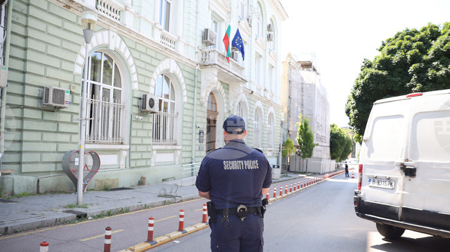 Заплахи за поставени взривни устройства са получени в Областната администрация и дирекцията на приходната агенция във Варна