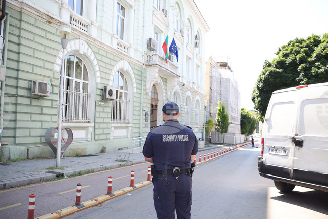 Заплахи за поставени взривни устройства са получени в пет институции във Варна