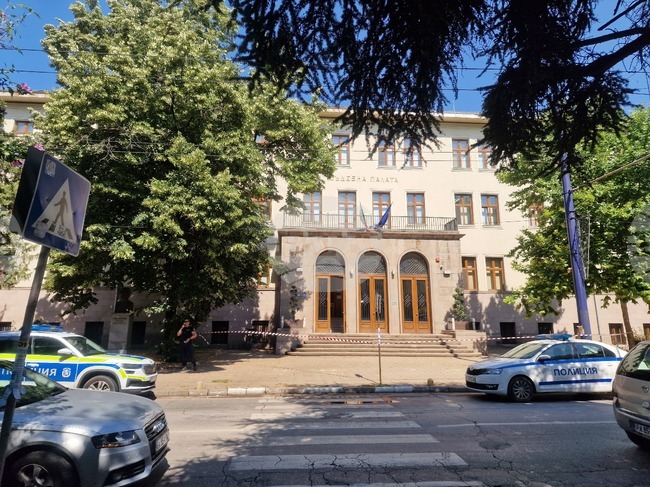 Сигнал за поставена бомба затвори съдебната палата в Пазарджик