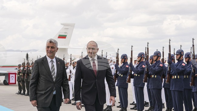 Премиерът Румен Радев беше посрещнат в Анкара от турския министър на търговията 