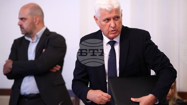 Общо 51% от проектобюджета за отбрана за 2026 г. са за персонал, 35 % - за капиталови разходи, каза военният министър Димитър Стоянов