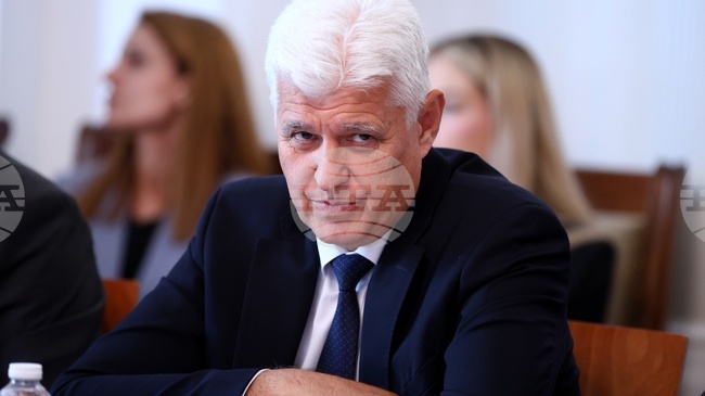 Разходите за отбрана в проектобюджета за 2026 година са близо 2,7 млрд. евро, което е 2,15% от БВП, каза военният министър Димитър Стоянов