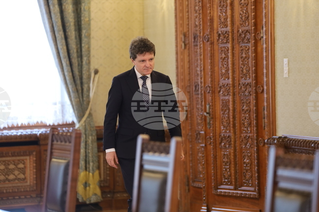 Румънският президент отново събира лидерите на партиите от бившата управляваща коалиция в търсене на парламентарно мнозинство