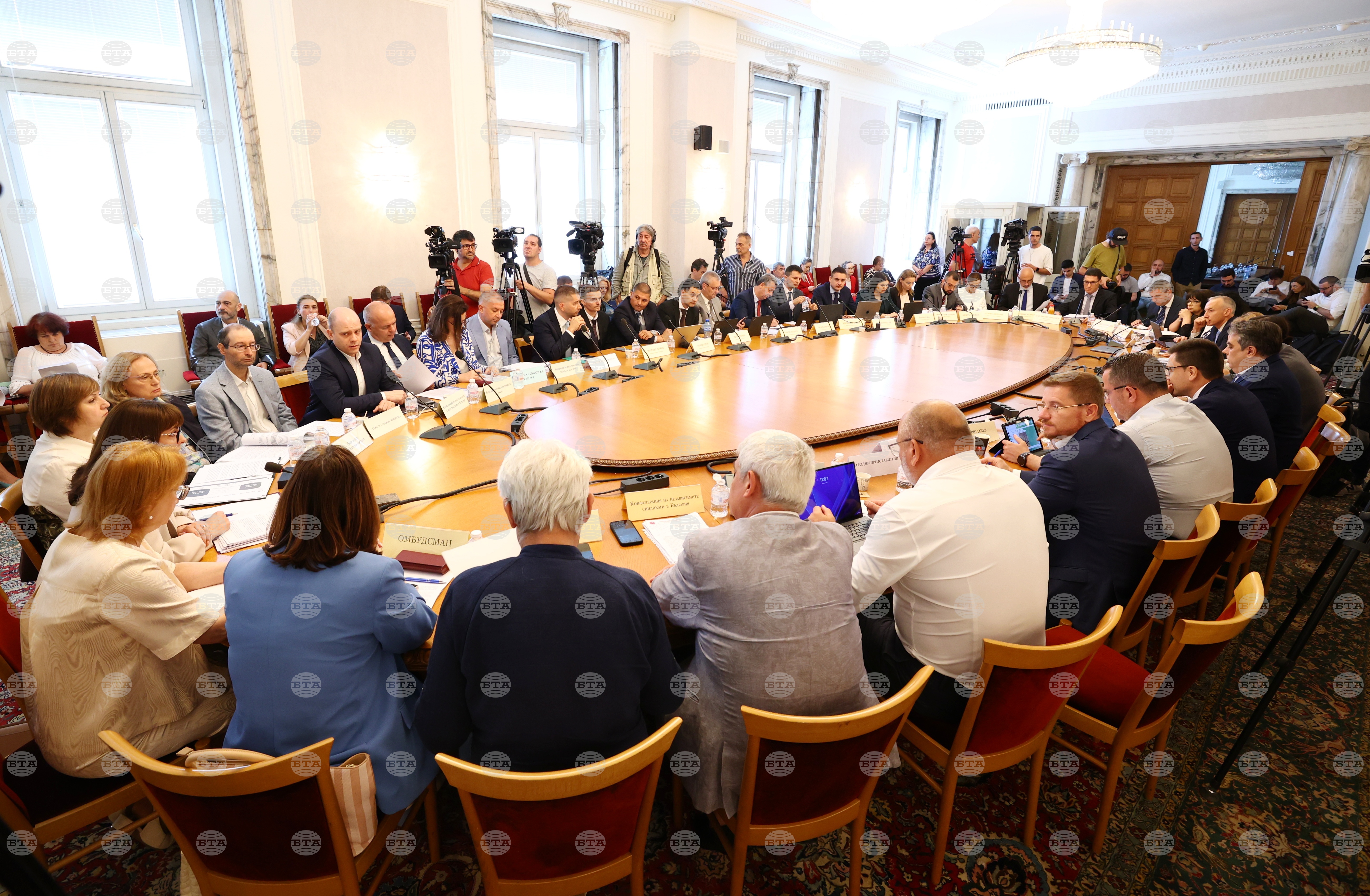 Парламентарната комисия по бюджет и финанси ще разгледа на второ четене законопроектите за бюджета на ДОО и на НЗОК за 2026 г.