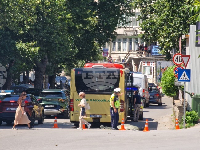 Пешеходец загина на пътека в центъра на Велико Търново, след като бе блъснат от автобус