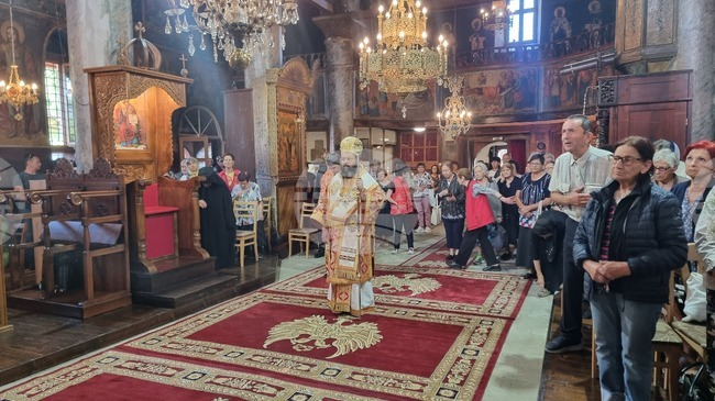 Смолянският епископ Висарион оглави богослужението на храмовия празник в 190-годишната църква „Св. Неделя“ в Смолян