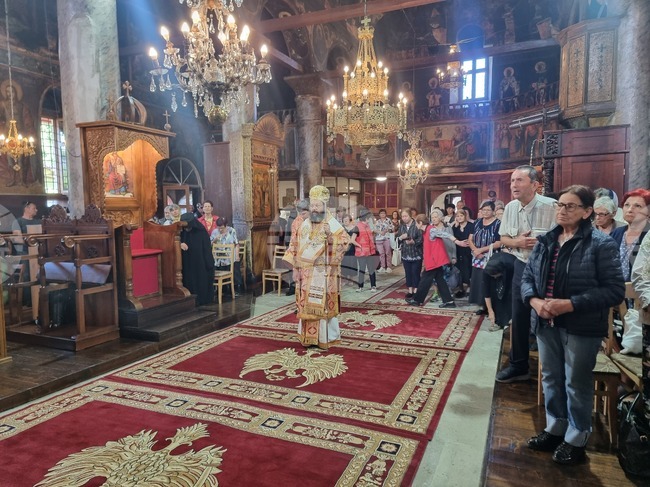 Смолянският епископ Висарион оглави богослужението на храмовия празник в 190-годишната църква „Св. Неделя“ в Смолян