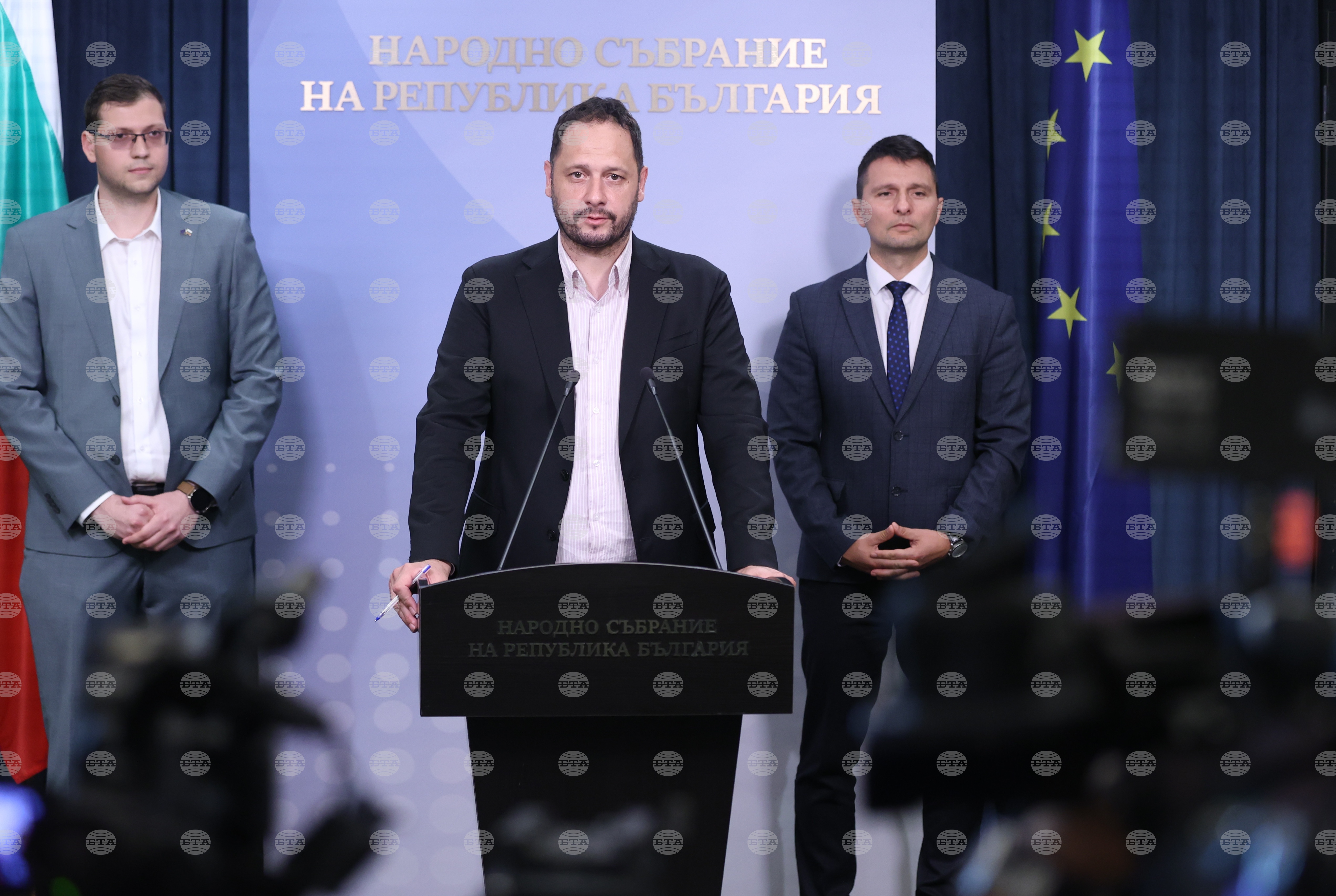 Управляващите внасят промени в Изборния кодекс за възстановяване на машинния вот, отпадане на район "Чужбина" и на ограничението от 20 секции