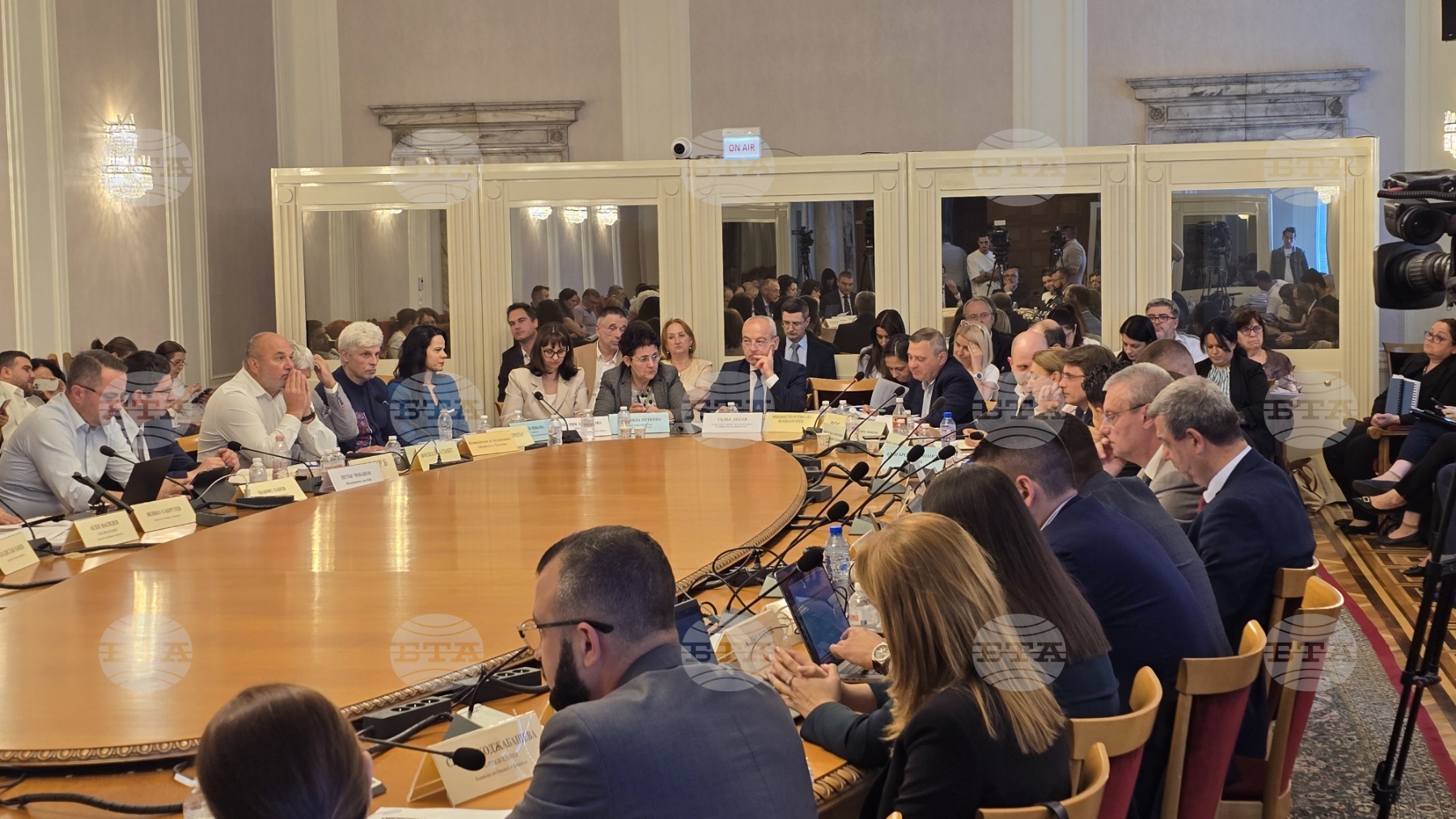 Законопроектът за държавния бюджет за 2026 г. беше приет на първо четене от бюджетната комисия към парламента