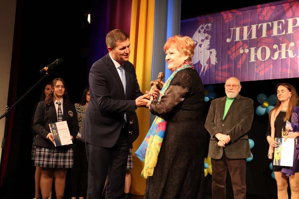 Кметът на Хасково Станислав Дечев връчи наградата „Александър Паскалев“ на поетесата Мина Карагьозова 