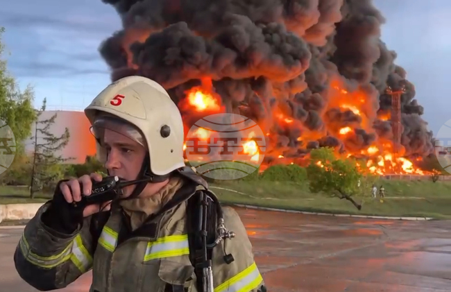 Украинска атака с дронове причини пожар в рафинерия във Волгоград; трима души бяха ранени в Белгородска област 