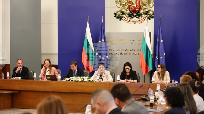 В основата на правителствената политика стои ясен ангажимент публичните инвестиции да бъдат управлявани отговорно, ефективно и прозрачно, каза зам.-министър Людмила Петкова 