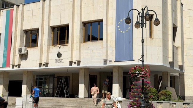 В Областната администрация и в Общината в Ловеч са получени сигнали за поставени взривни устройства