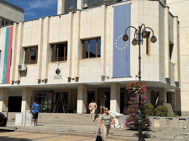 В Областната администрация и в Общината в Ловеч са получени сигнали за поставени взривни устройства