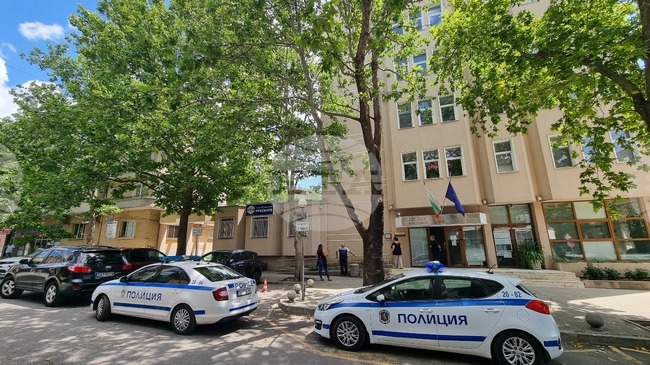 Полицейски екипи извършиха проверка в сградата на Областната администрация в Сливен след сигнал за поставено взривно устройство