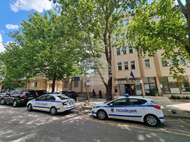 Полицейски екипи извършиха проверка в сградата на Областната администрация в Сливен след сигнал за поставено взривно устройство
