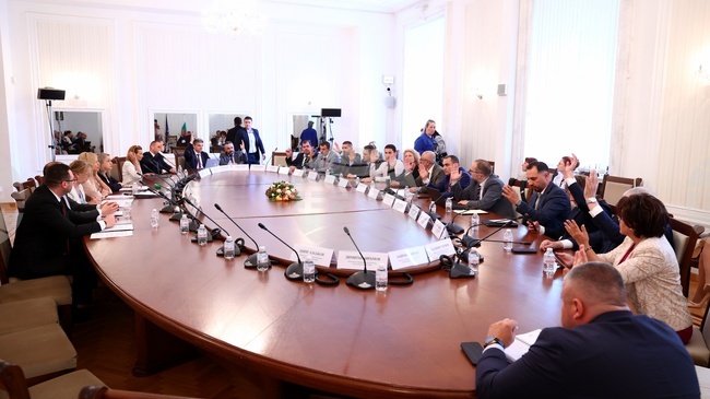 Един от основните ни приоритети е свързан с решително намаляване на административната тежест и регулациите, каза вицепремиерът Алексанръ Пулев