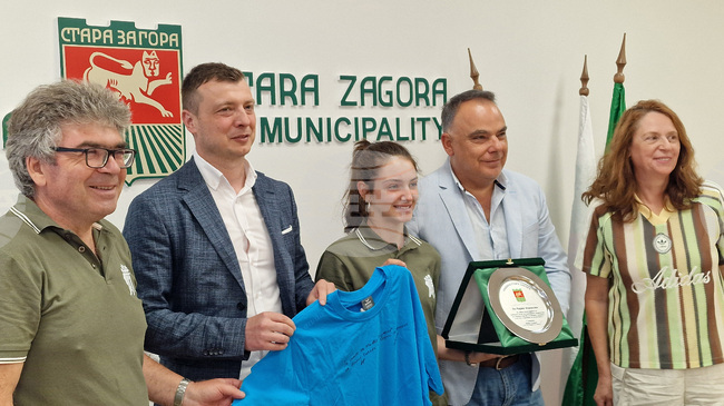 Вицешампионката от Световното първенство по спортна стрелба за юноши и девойки Мария Атанасова получи плакет от Община Стара Загора
