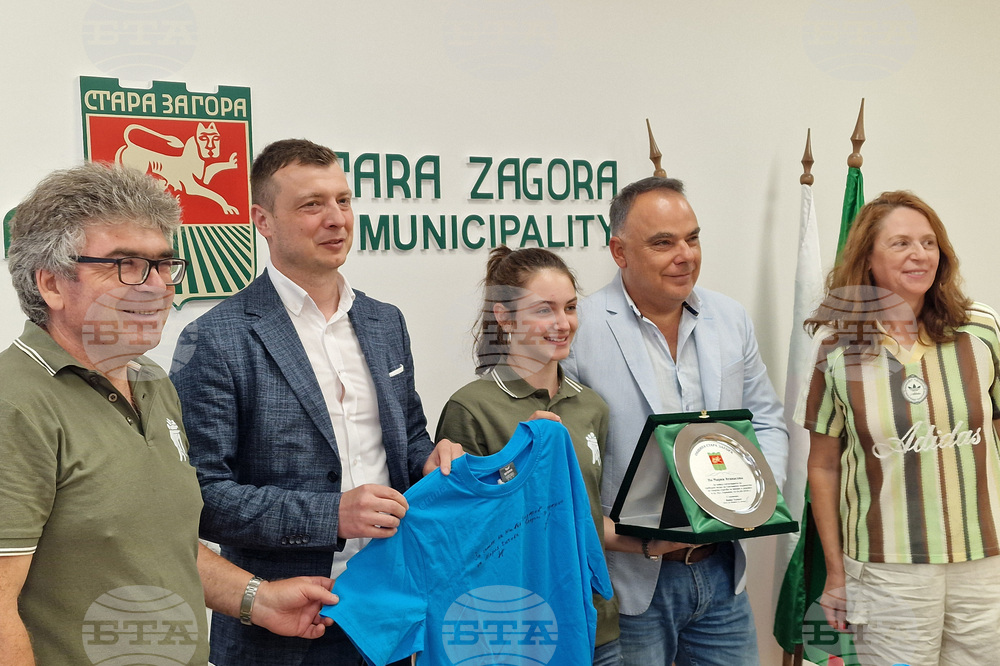 Вицешампионката от Световното първенство по спортна стрелба за девойки Мария Атанасова получи плакет от Община Стара Загора