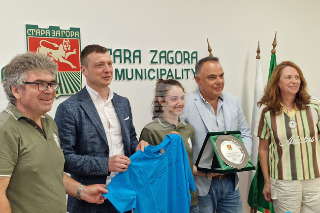 Вицешампионката от Световното първенство по спортна стрелба за девойки Мария Атанасова получи плакет от Община Стара Загора