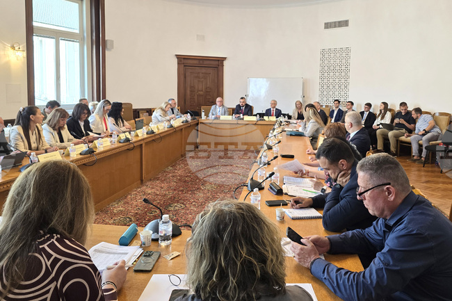 Депутатите обсъдиха проектобюджета за образование за 2026 г. в Комисията по образованието и науката