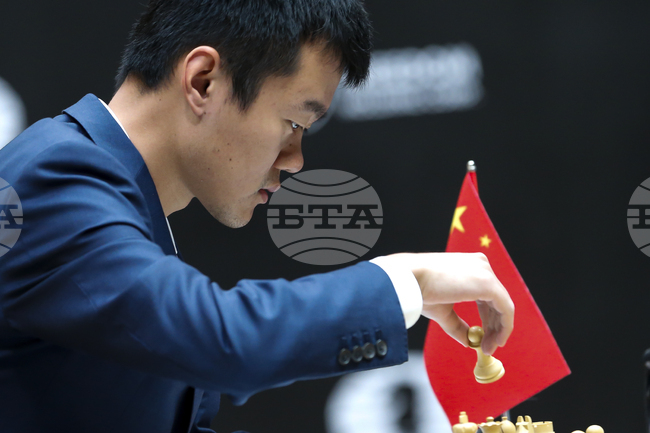 Дин Лижън и Гукеш Домараджу влизат с равен брой точки в последната класическа партия от мача за световната титла по шахмат