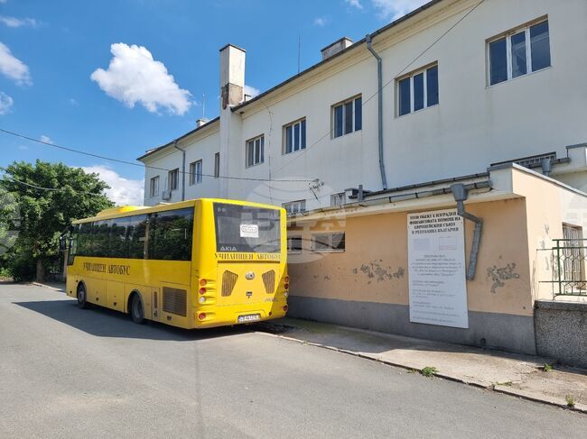 В навечерието на първия учебен ден полицията в Ямбол извършва проверки за сигурността в училищата и на пътната сигнализация около тях