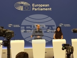 Евродепутатът от групата на Европейската народна партия (християндемократи) Фернандо Наварете Рохас дава пресконференция за цифровото евро. Снимка: специален пратеник на БТА Светослав Танчев