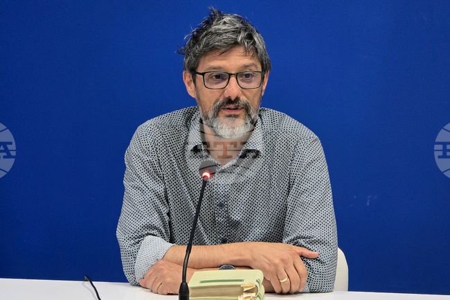 Разликата между Пенчо Славейков и другите български поети е, че той се преподава задължително като модернист и философски поет, каза доц. Йордан Ефтимов
