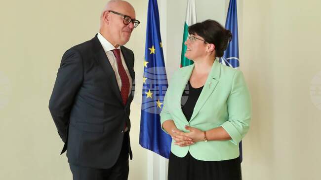 Deputy Foreign Minister Confers with Netherlands Ambassador