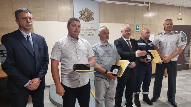 В Кюстендил бяха отличени участвалите в издирването на телата на удавилите се в Струма двама възрастни и две деца