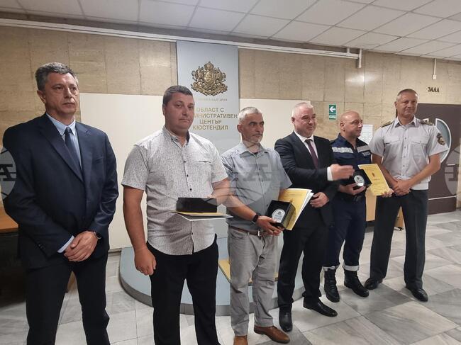В Кюстендил бяха отличени участвалите в издирването на телата на удавилите се в Струма двама възрастни и две деца