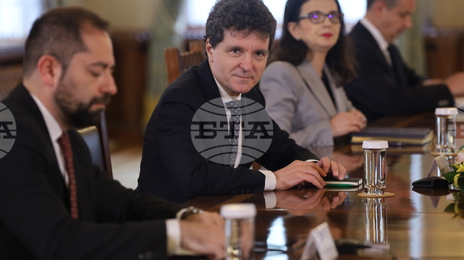 Румънският президент Никушор Дан покани лидерите на партиите от бившата управляваща коалиция на политически консултации в понеделник
