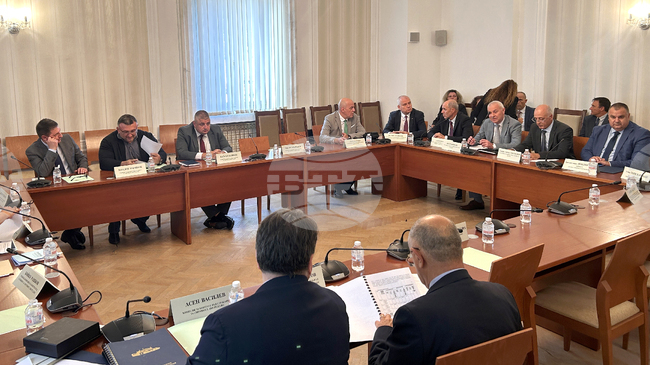 Ресорната парламентарна комисия не изслуша началника на НСО и председателя на ДАНС, заради спор между мнозинството и Ивайло Мирчев и Божидар Божанов 