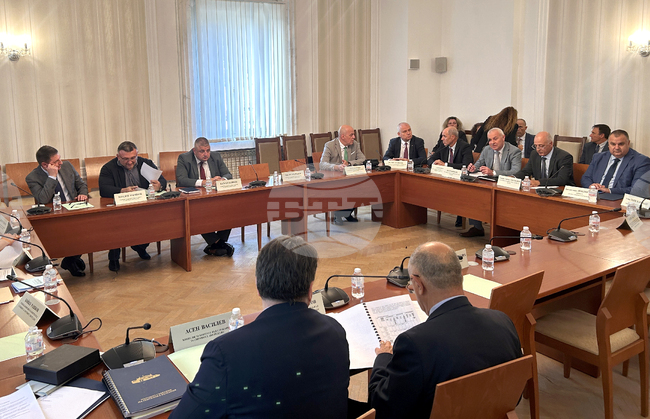 Ресорната парламентарна комисия не изслуша началника на НСО и председателя на ДАНС, заради спор между мнозинството и Ивайло Мирчев и Божидар Божанов 