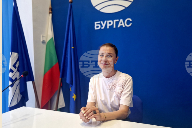 Пътят на младите оперни певци е труден, но името на Гена Димитрова ни задължава да държим високо ниво, каза в Бургас Биляна Данаилова