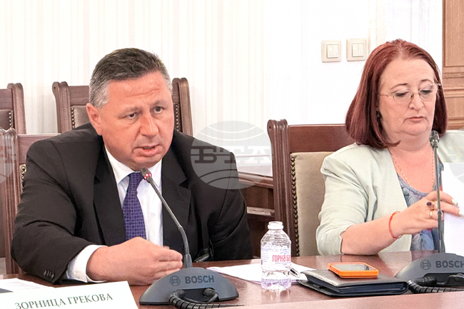 Българите в чужбина искат да имат наблизо консулски представителства, каза заместник-министърът на външните работи Христо Полендаков