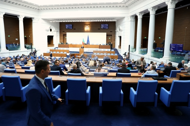 Парламентът обсъжда на първо четене проектобюджета на държавното обществено осигуряване за 2026 г.