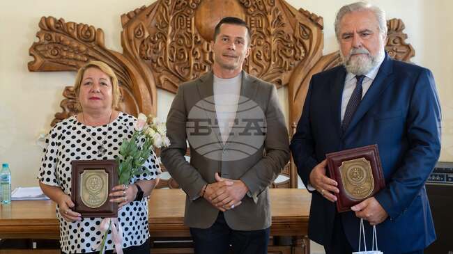 Общинският съвет в Царево връчи званията "Почетен гражданин" на двама заслужили общественици от Ахтопол